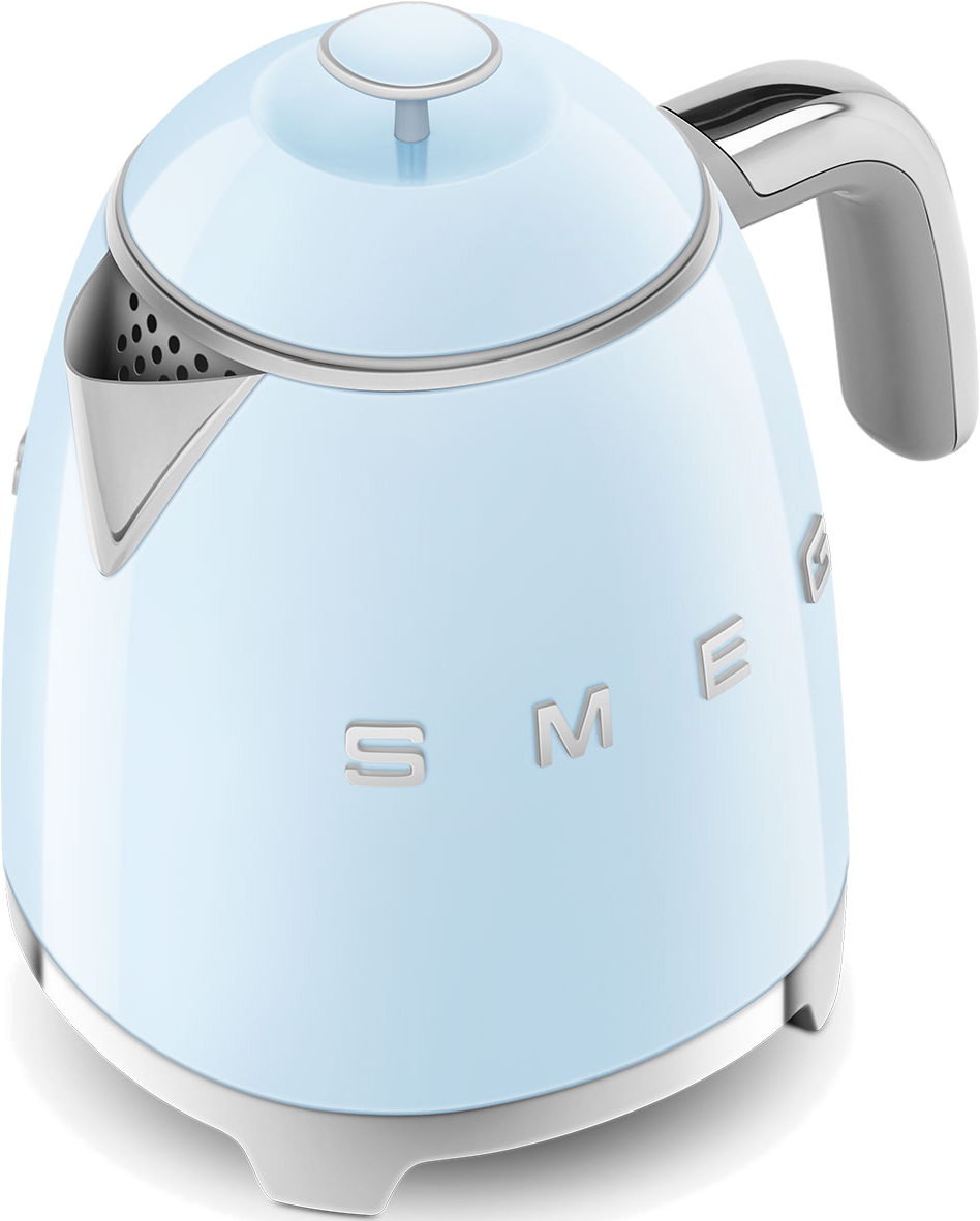 Hellblauer Retro-Smeg-Wasserkocher mit Chromakzenten und silbernem Griff.