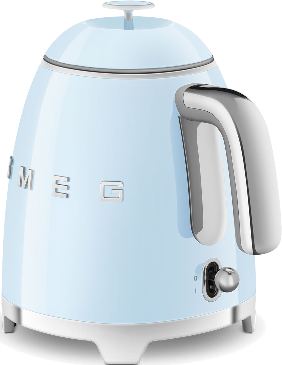Ein hellblauer Smeg-Wasserkocher mit silbernem Griff und Sockel auf weißer Oberfläche.