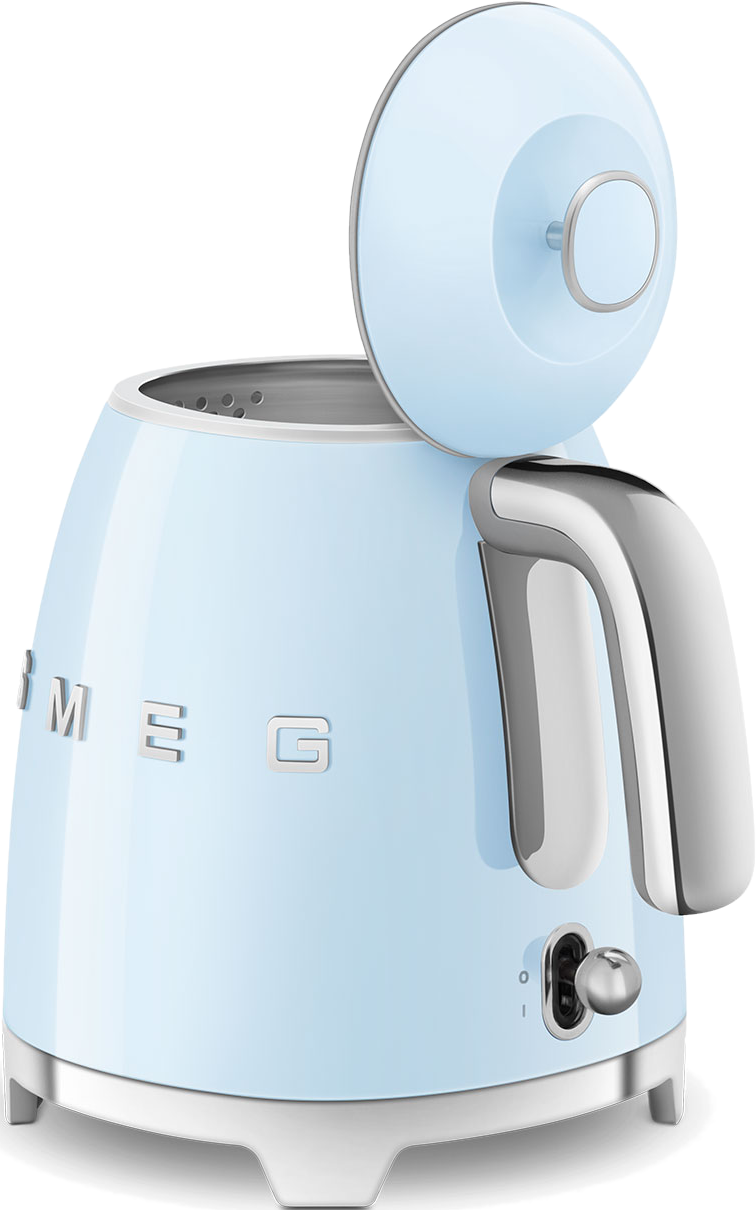 Ein hellblauer Smeg-Wasserkocher mit offenem Deckel, mit Chromgriff und -sockel.