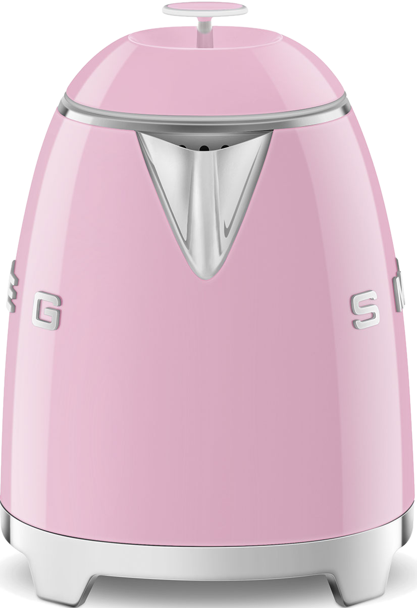 Ein pinkfarbener Wasserkocher auf weißem Untergrund. Der Wasserkocher hat einen Chromausguss und einen weißen Sockel.