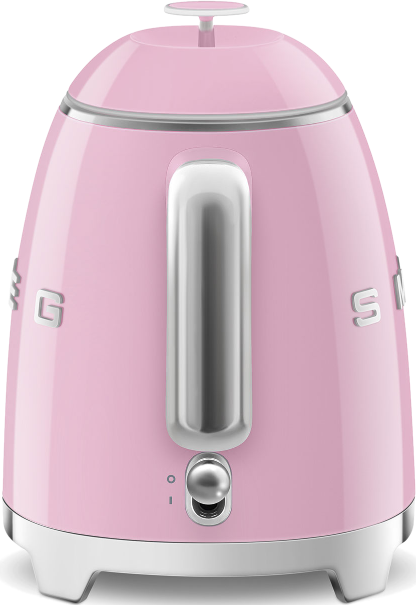 Rosa elektrischer Wasserkocher, Seitenansicht. Silberner Griff und Sockel. Ein-/Aus-Knopf und Smeg-Logo.