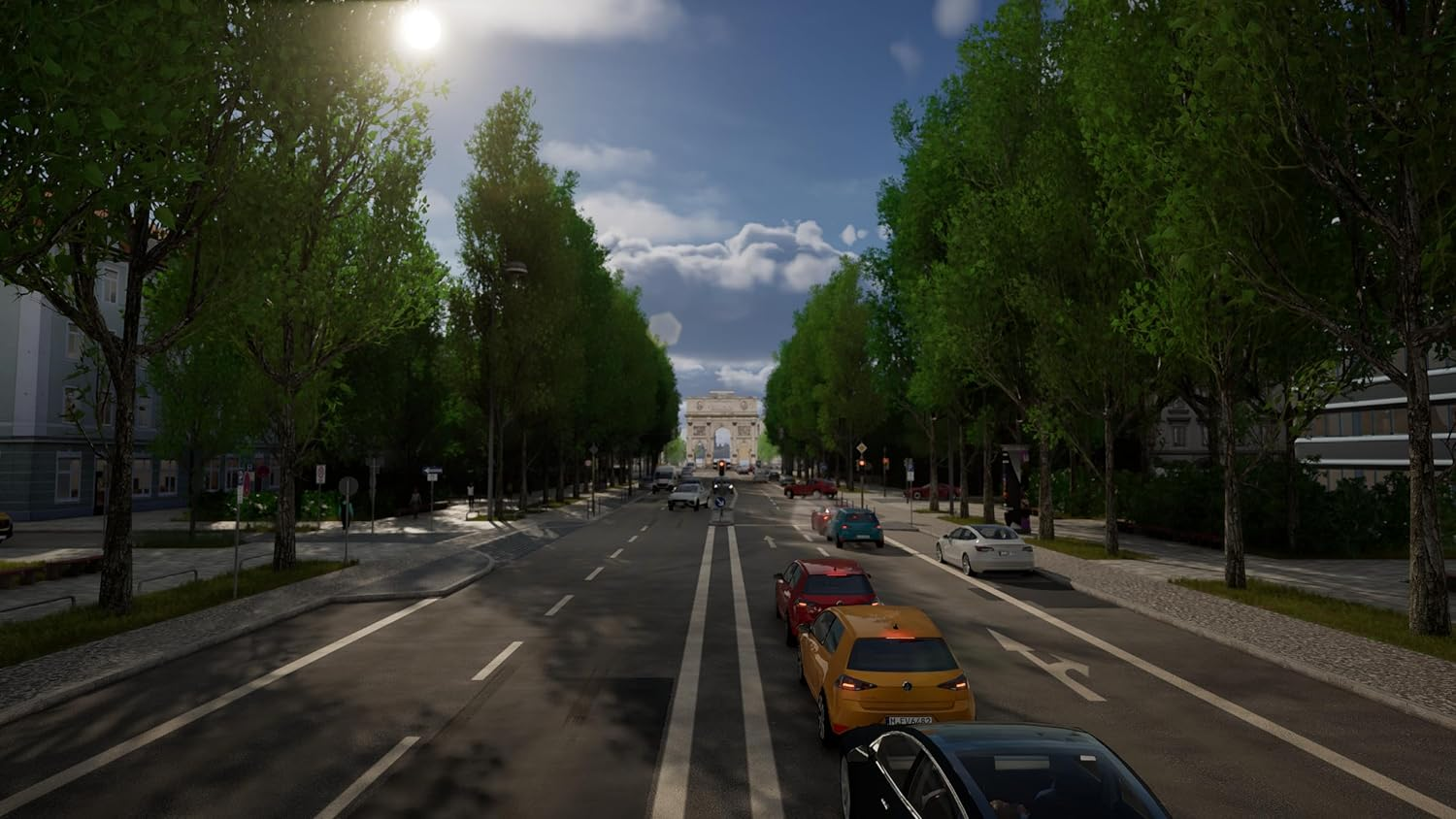 Vista de la calle con coches, árboles y un arco distante bajo un cielo nublado.