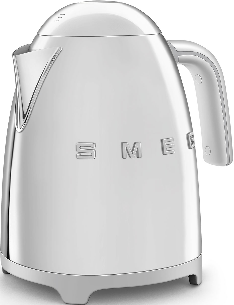 Silberner Smeg-Wasserkocher mit Griff, auf weißer Basis, vor weißem Hintergrund.