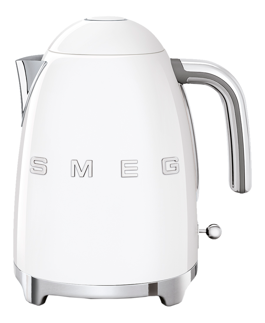 Weißer Smeg-Wasserkocher. Silberner Sockel und Griff. Das Wort 'Smeg' steht vorne.