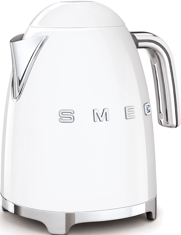 Weißer Wasserkocher mit Chromakzenten und dem Wort SMEG auf der Vorderseite.