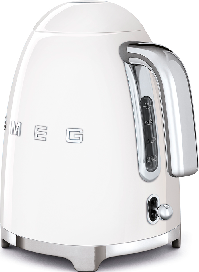 Weißer Smeg-Wasserkocher mit silbernem Griff und Wasserstandsanzeige. Auf weißer Oberfläche.