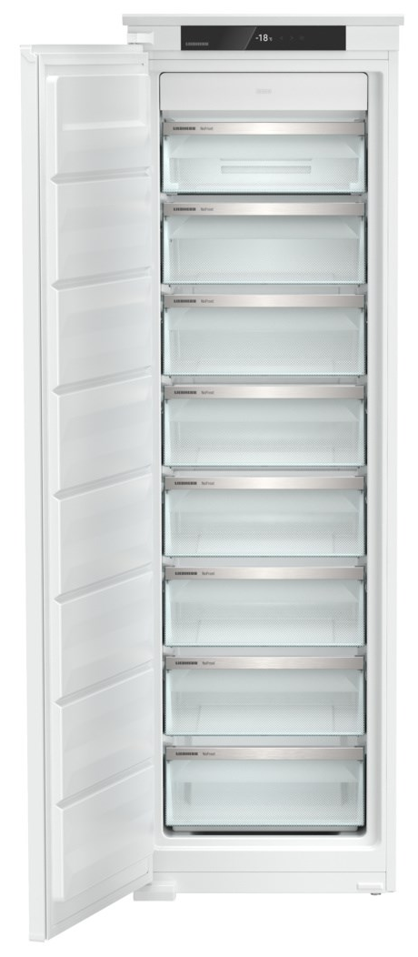 Fehér Liebherr fagyasztó nyitott ajtóval, fiókokat mutatva, fehér háttér előtt.