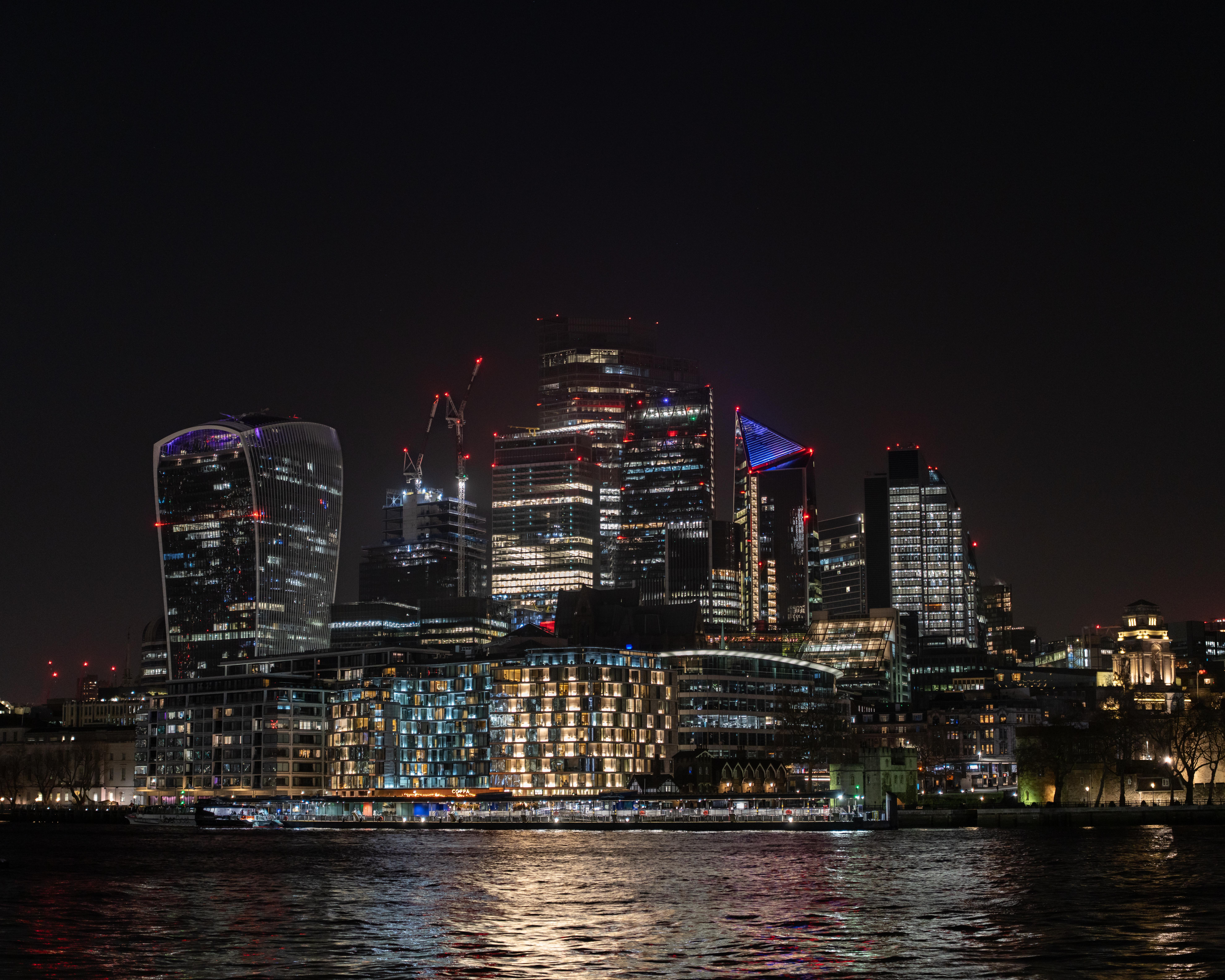 Nachtansicht von London. Viele Gebäude mit Lichtern. Der Himmel ist dunkel.