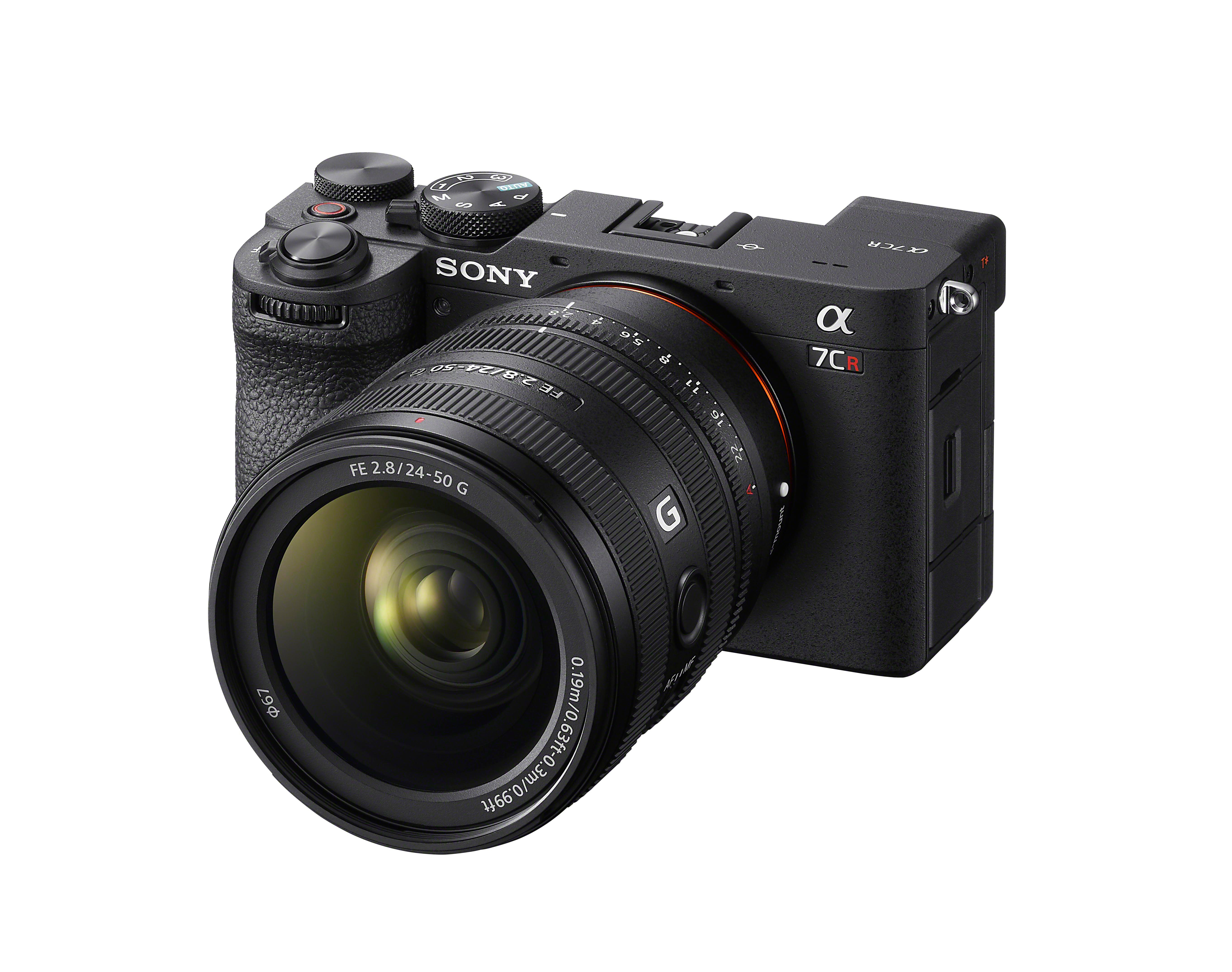 Schwarze Sony Kamera mit Objektiv. Das Objektiv ist mit FE 2.8/24-50 G beschriftet. Kamera auf weißem Hintergrund.