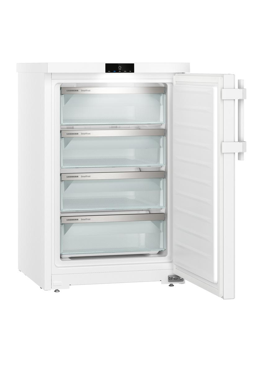 Ein weißer Kühlschrank mit offener Tür, zeigt Regale.