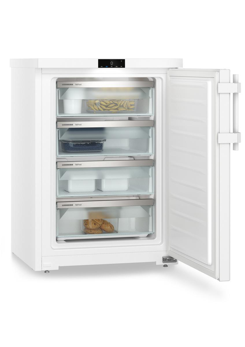 Ein weißer Gefrierschrank mit vier Schubladen, der den Inhalt zeigt. Die Tür ist geöffnet.