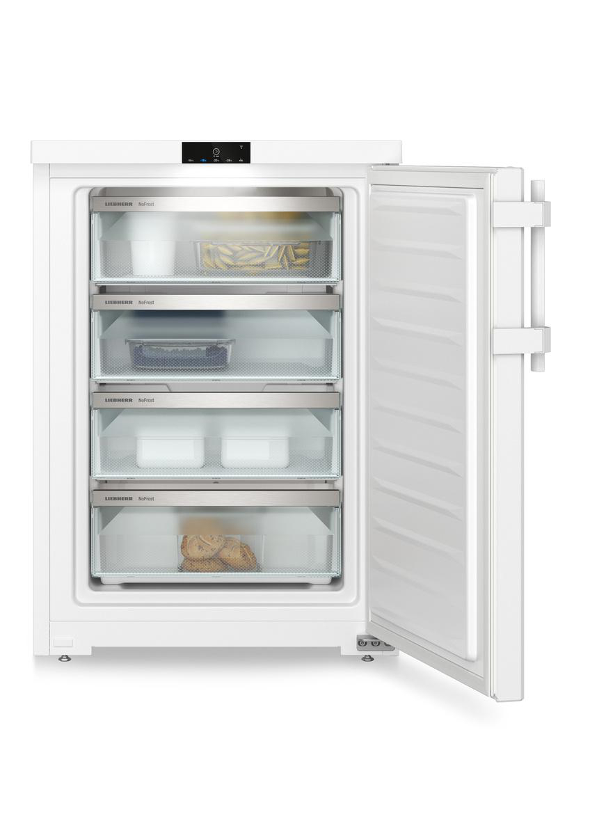 Weißer Kühlschrank mit offener Tür, die mehrere Schubladen mit Inhalt zeigt.