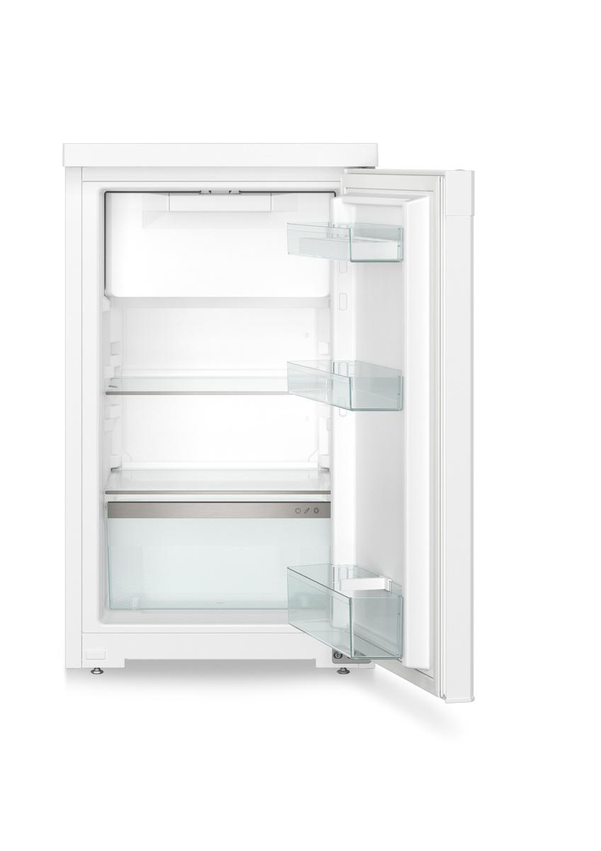 Weißer Kühlschrank, offen, mit Regalen und transparentem Stauraum.