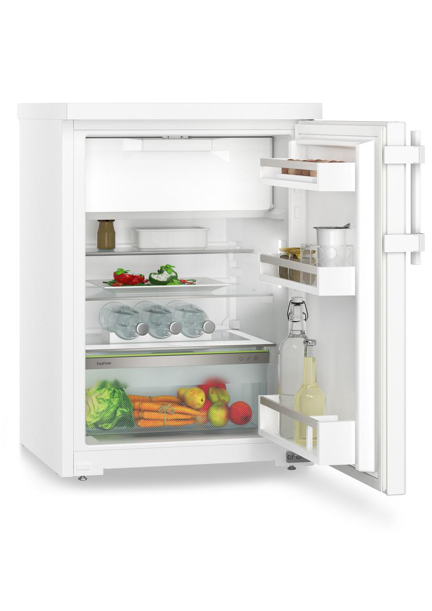 Weißer Kühlschrank mit offener Tür. Regale mit Lebensmitteln. Weißer Hintergrund.