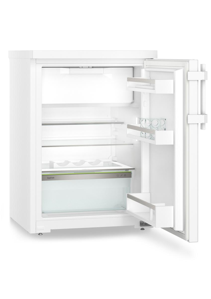 Weißer Kühlschrank mit geöffneter Tür. Regale und Schubladen sind innen. Gläser stehen auf einem Regal.