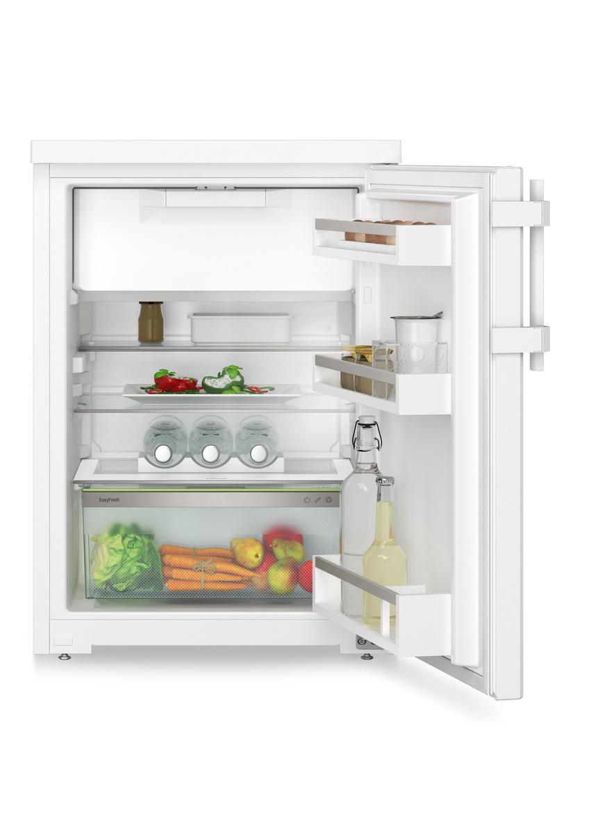Ein weißer Kühlschrank mit offener Tür, der Regale mit Lebensmitteln und Getränken zeigt.