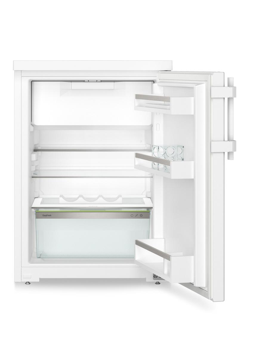 Weißer Kühlschrank mit offener Tür. Innen Regale mit Glasartikeln. Eine Schublade unten.