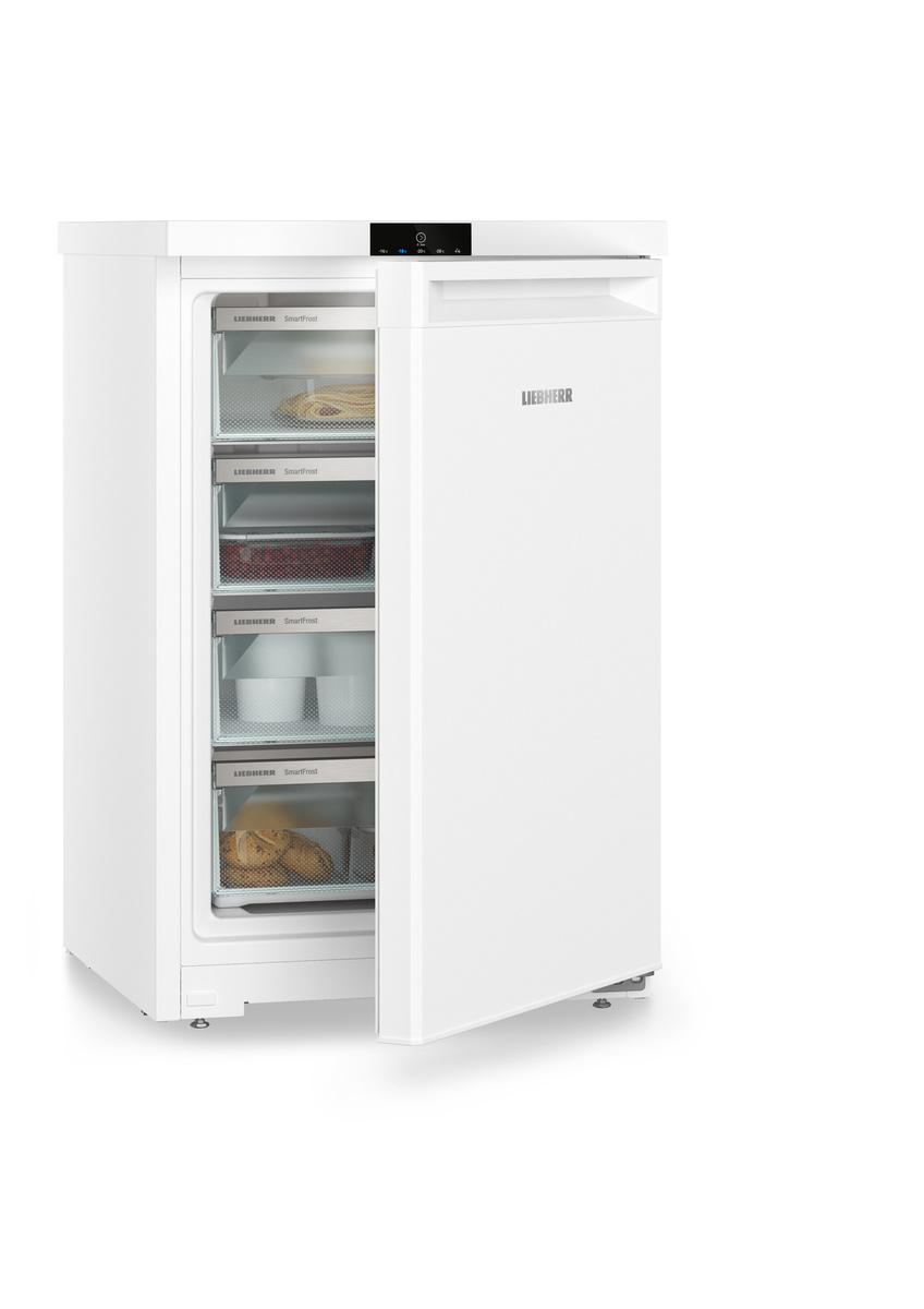 Weißer Kühlschrank mit offener Tür, Schubladen und Inhalt. Der Kühlschrank hat den Markennamen Liebherr.