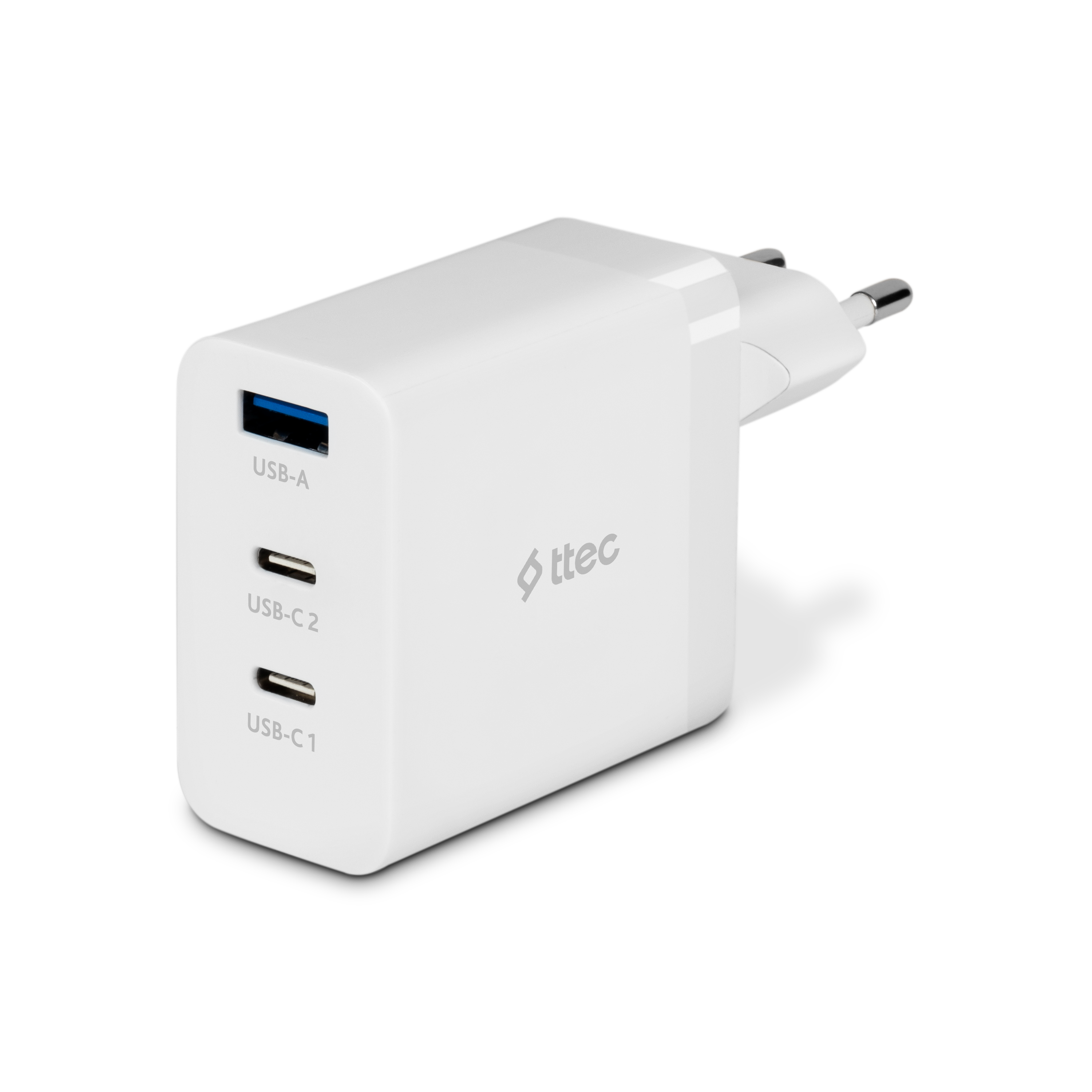 USB-A bağlantı noktasına sahip beyaz USB-C şarj cihazı. Marka ttec.