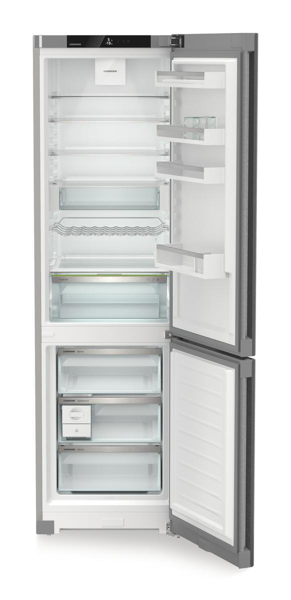 Offener Edelstahl-Liebherr-Kühlschrank mit Glasböden.