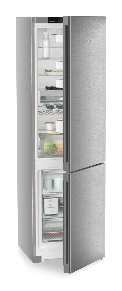 Ein hoher, offener Kühlschrank mit Edelstahl-Türen. Er enthält verschiedene Artikel, darunter Flaschen und Produkte.