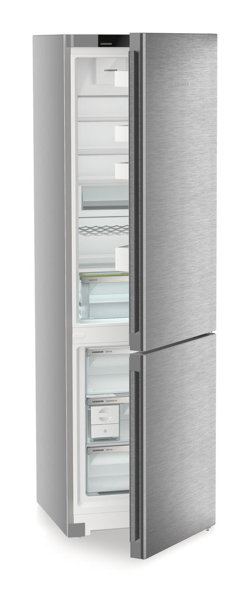 Ein Edelstahlkühlschrank mit offener Tür. Es zeigt die inneren Regale.