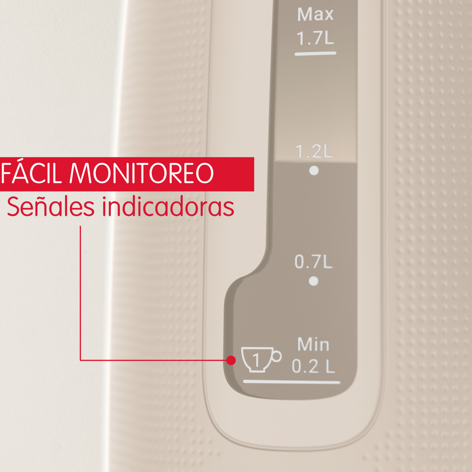 Primer plano de un indicador de nivel de agua en una tetera crema, texto rojo.
