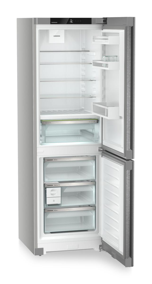 Silberner Kühlschrank mit geöffneten Türen. Innere Regale und Fächer. Weißer Hintergrund.