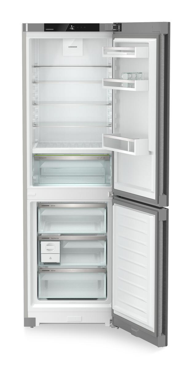 Offener Kühlschrank mit Regalen. Obere und untere Teile offen.