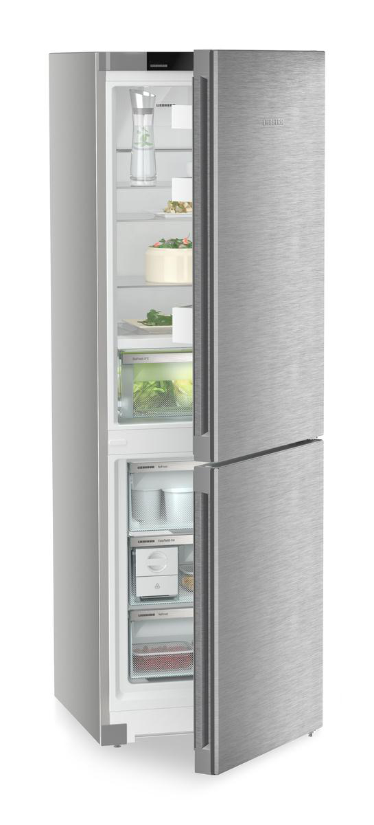 Ein Edelstahlkühlschrank mit offener Tür. Es zeigt die inneren Regale.