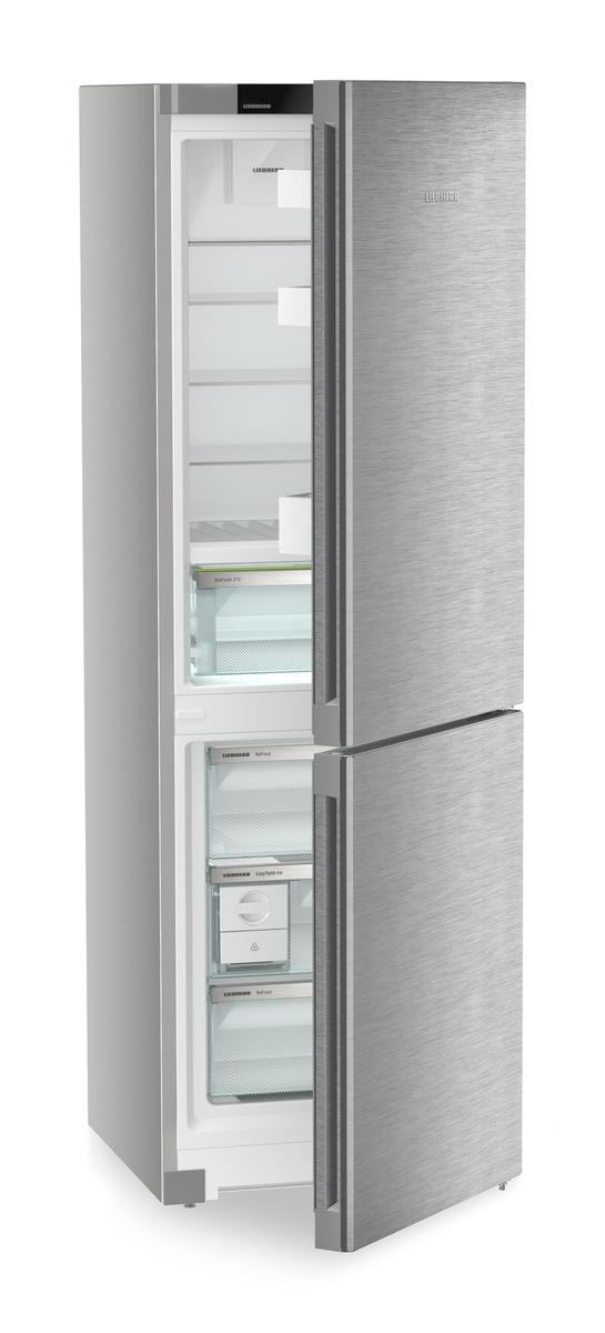 Edelstahl Liebherr Kühl-Gefrierkombination mit geöffneter Tür, zeigt Regale und Inhalt.