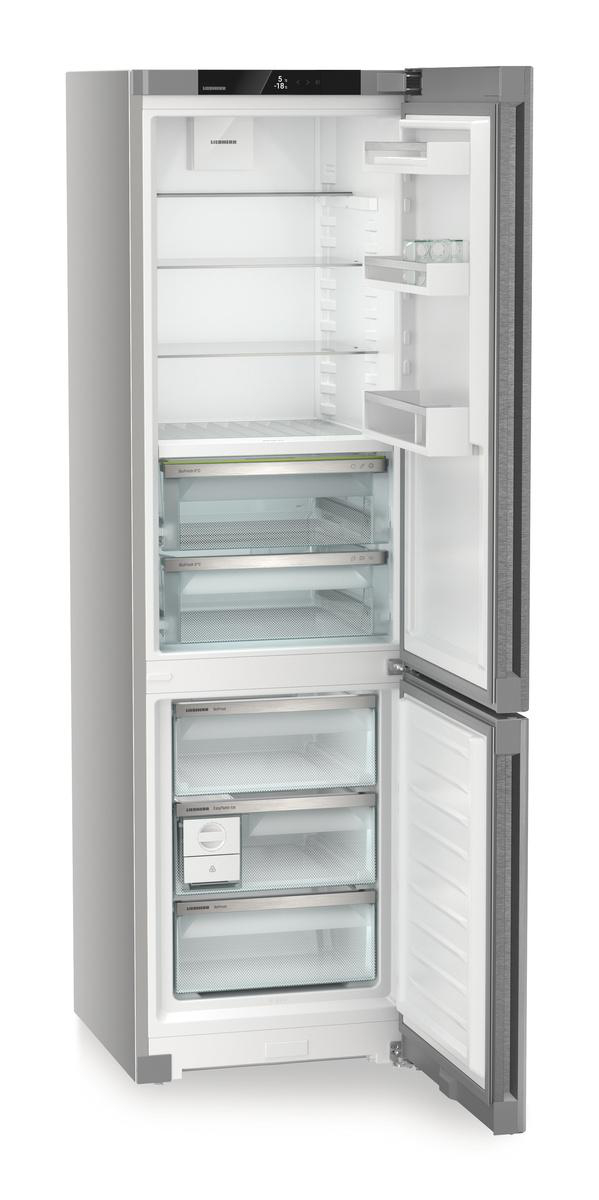 Ein Kühlschrank ist geöffnet und zeigt Regale mit Lebensmitteln. Der Kühlschrank ist silber und innen weiß.