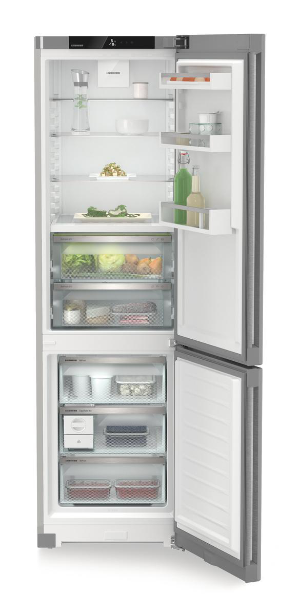 Offener Kühlschrank mit Inhalt. Früchte, Gemüse und andere Artikel sichtbar.