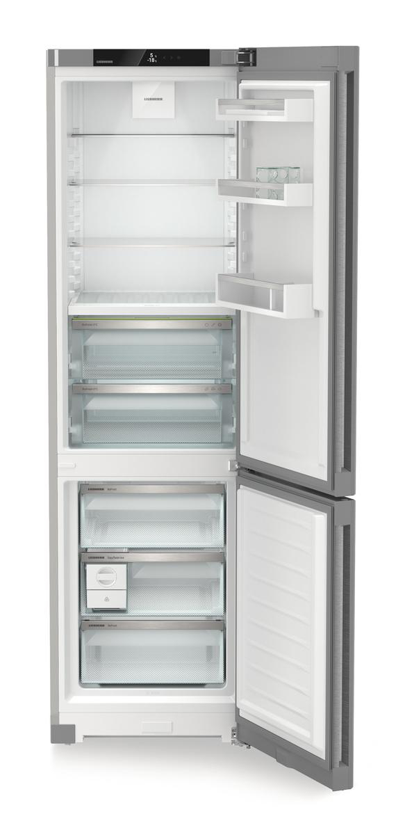 Geöffneter weißer Kühlschrank. Regale mit Lebensmitteln im Kühl- und Gefrierschrank. Hintergrund ist weiß.