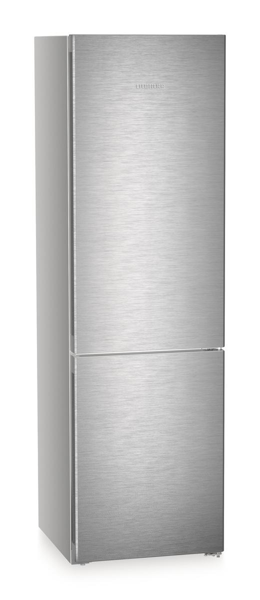 Ein Edelstahl-Kühlschrank, hoch und schmal, mit zwei Türen. Er steht isoliert auf weißem Hintergrund.