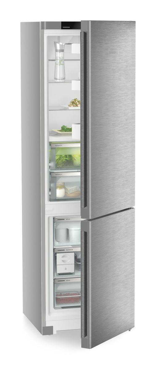 Ein Edelstahlkühlschrank mit offener Tür. Es zeigt die inneren Regale.