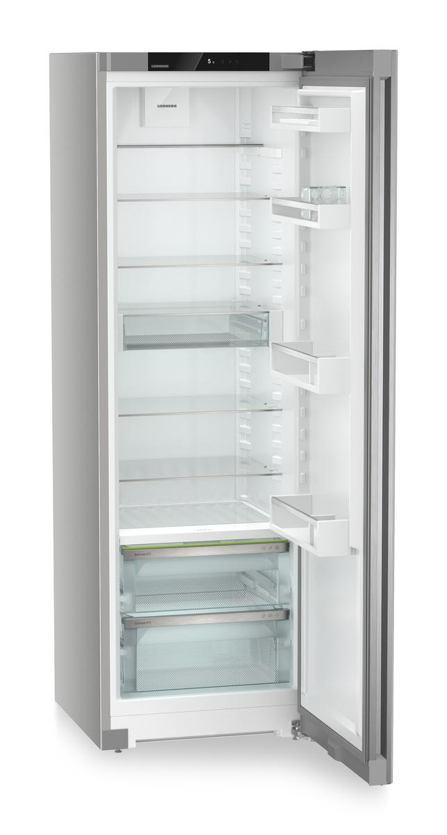 Kühlschrank aus Edelstahl mit offener Tür. Glasböden. Weiße Innenausstattung. Weißer Hintergrund.