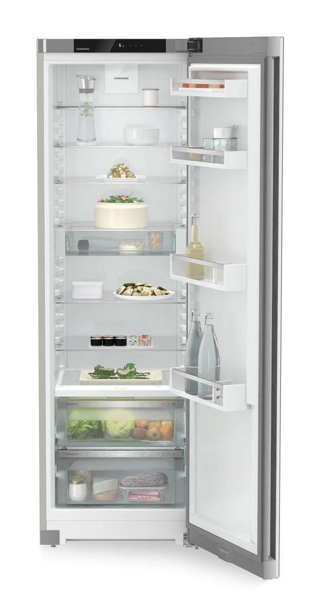 Weißer Liebherr-Kühlschrank, offen. Regale mit Lebensmitteln, Glasböden, Schubladen, weiße Innenausstattung.