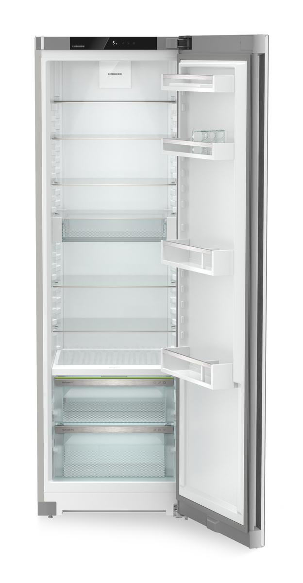 Offener, leerer Kühlschrank mit Glasböden und Schubladen, auf weißem Hintergrund.