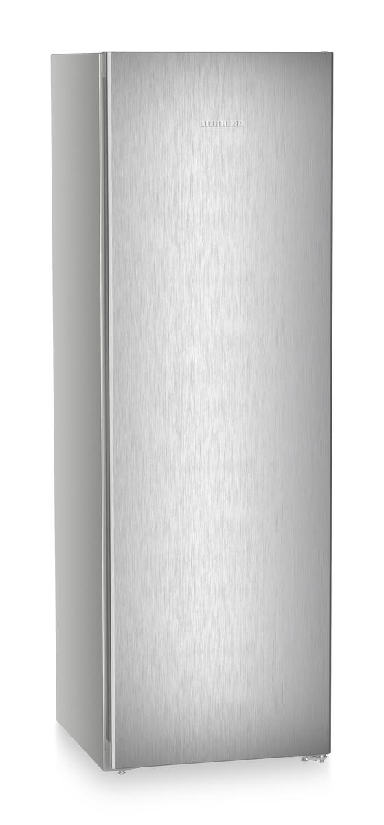 Ein hoher, gebürsteter Metallkühlschrank, geschlossen und aufrecht. Die Tür hat eine vertikale, gebürstete Metalloberfläche.