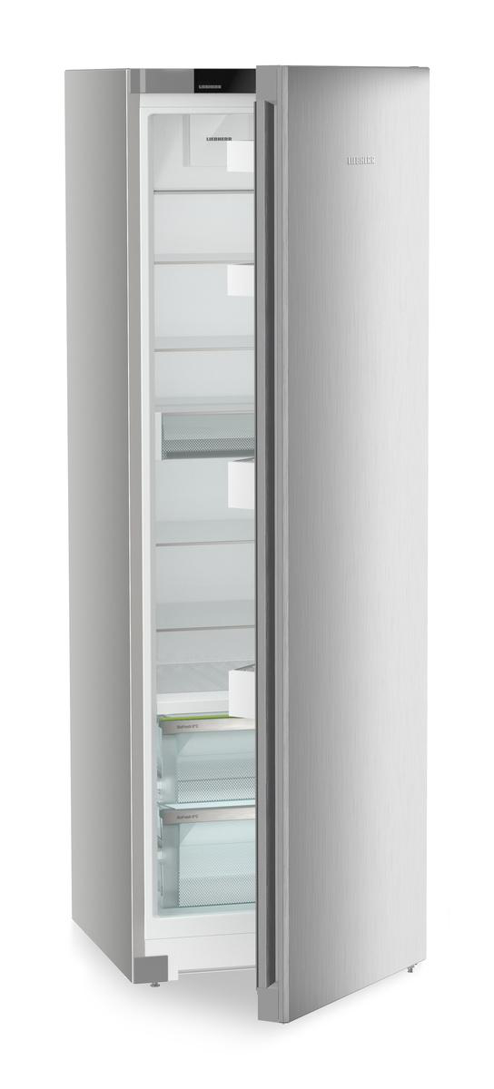 Offener silberner Kühlschrank mit Regalen. Innenraum sichtbar.