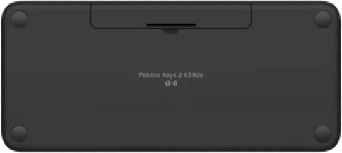 Egy billentyűzet fekete alsó oldala, a Pebble Keys 2 K380s névvel.