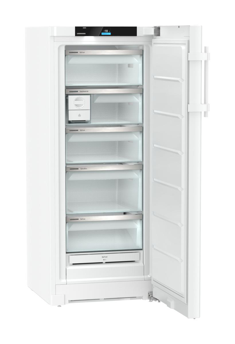 Weißer Gefrierschrank mit offener Tür, der Glasböden und Inhalt zeigt, weißer Hintergrund.