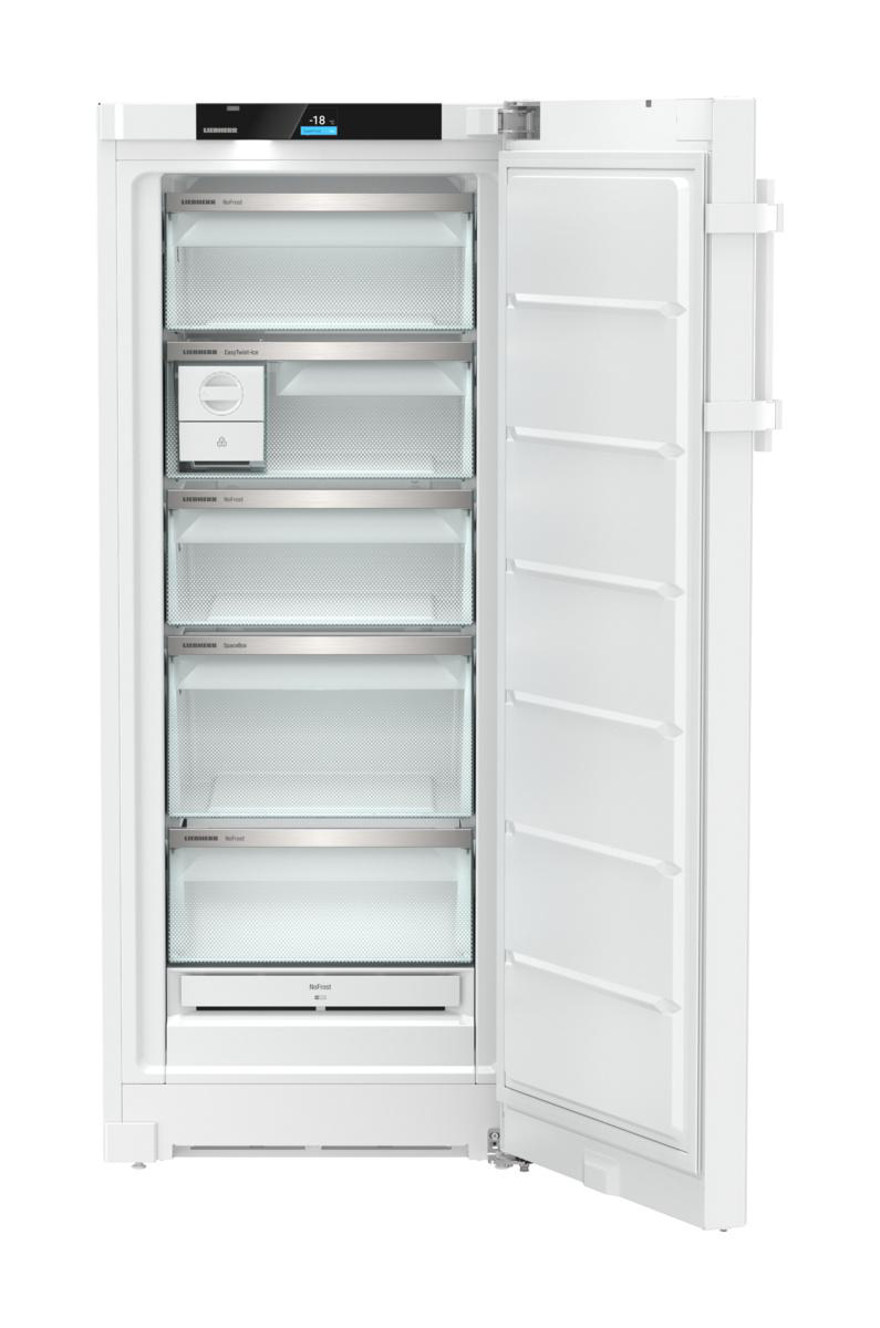 Weißer Kühlschrank, geöffnet, leere Regale. Weißes Interieur mit Lichtern.