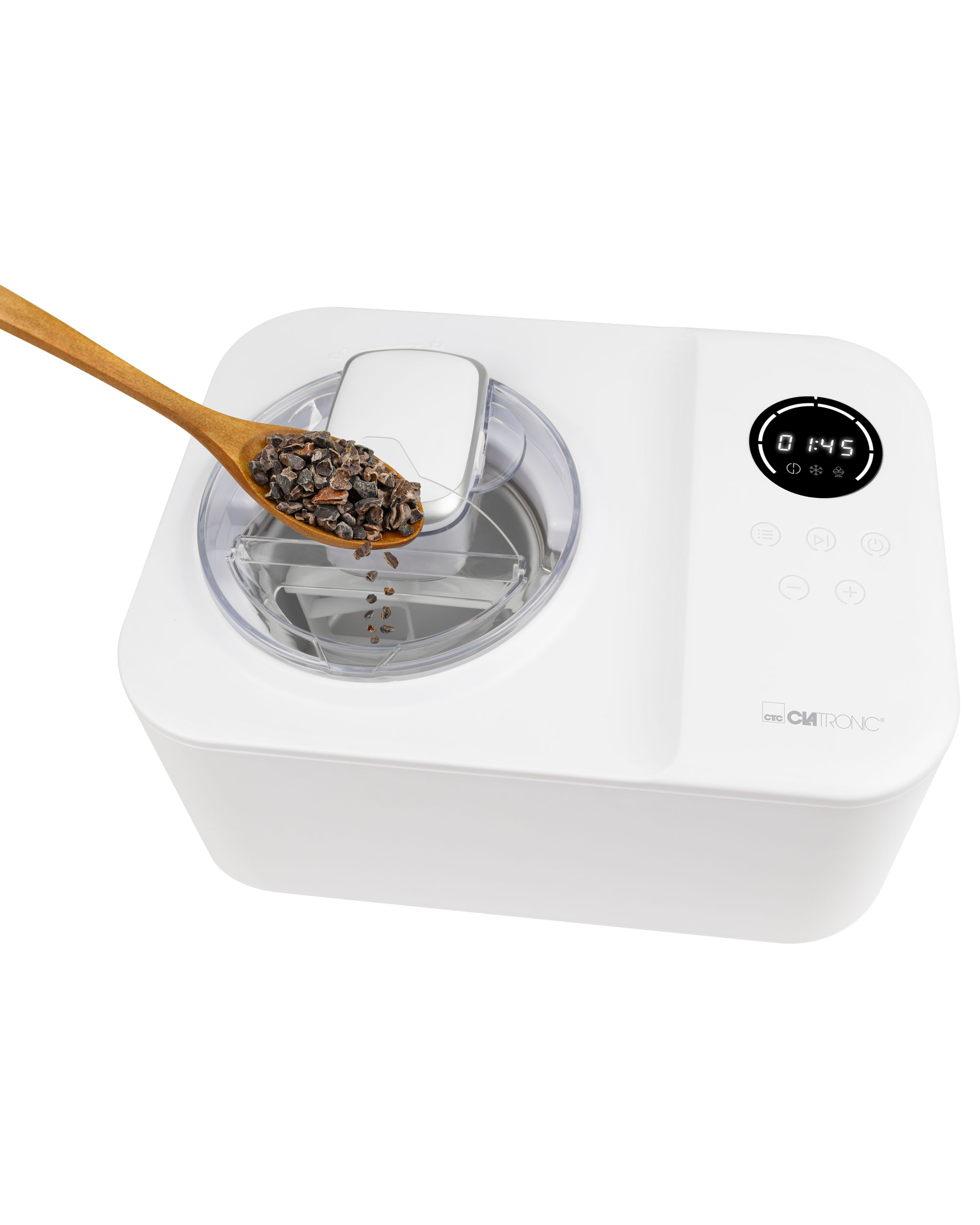 Ein Holzlöffel mit Kakaonibs über einer weißen Eismaschine mit digitaler Anzeige.