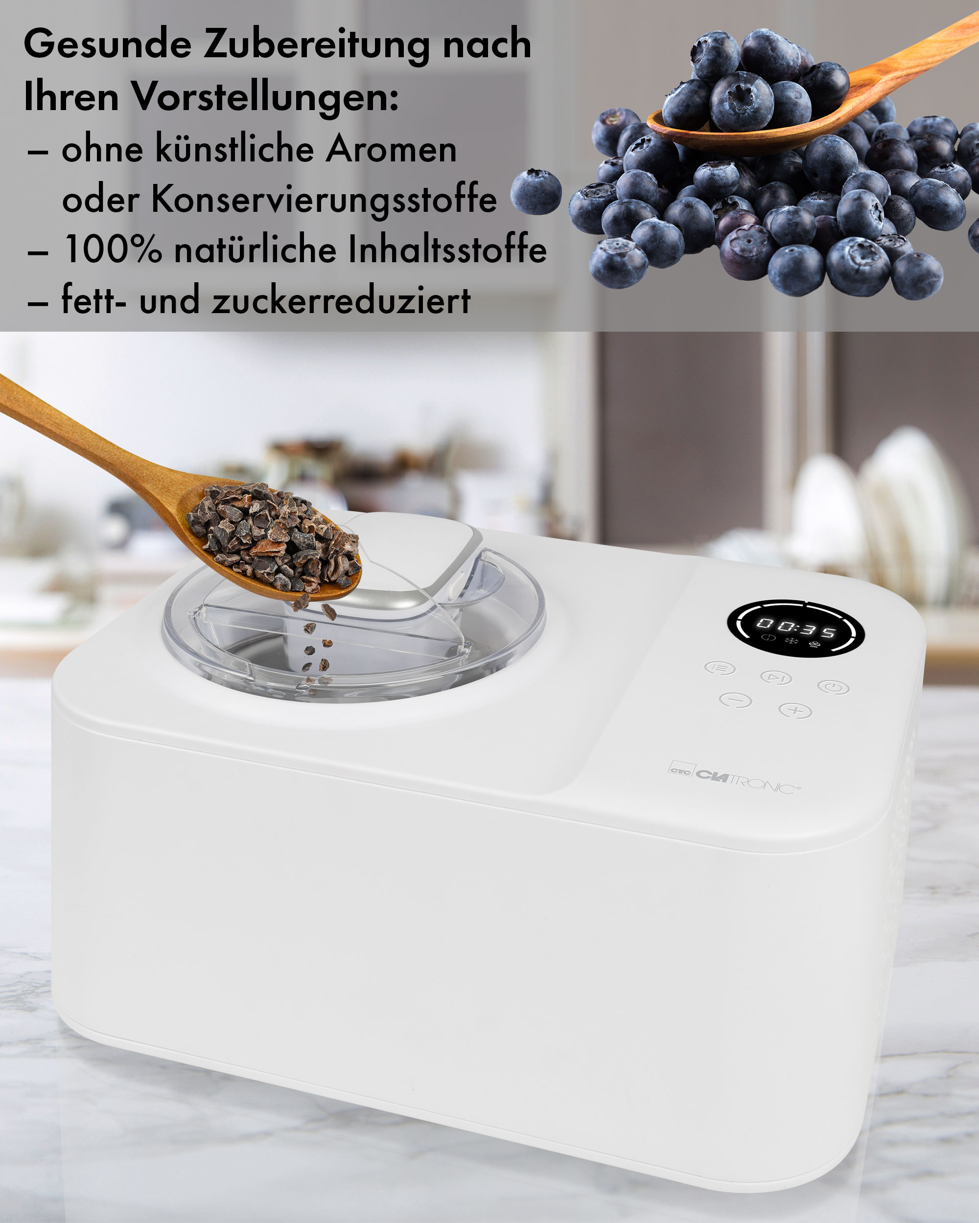 Eine weiße Eismaschine mit Blaubeeren und Kakaonibs auf Holzlöffeln.
