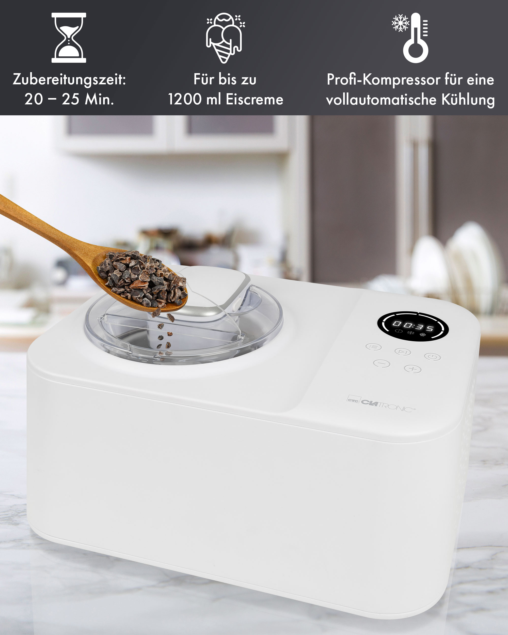 Weiße Eismaschine mit Holzlöffel, gefüllt mit Kakaonibs. Timer zeigt 00:35.