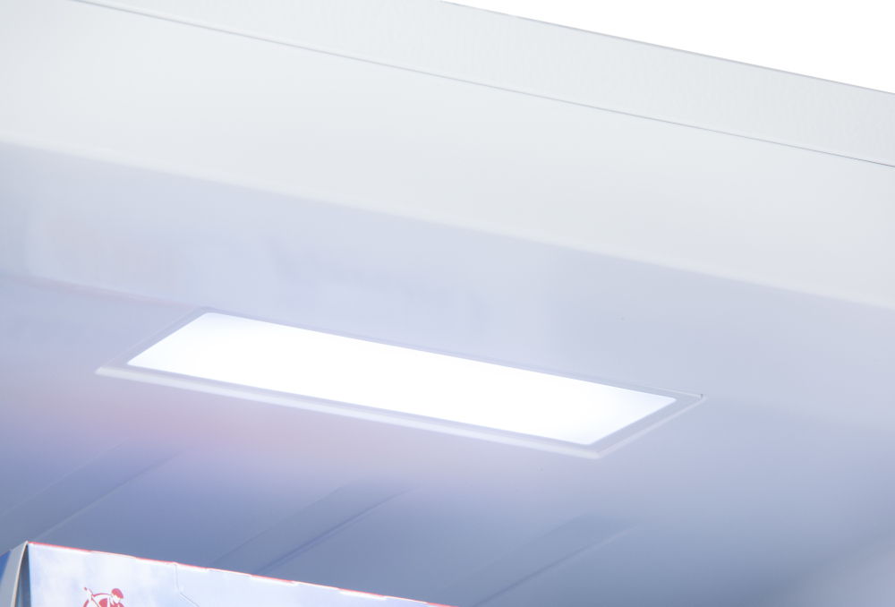 Gros plan d'un luminaire LED rectangulaire lumineux monté dans un plafond blanc.