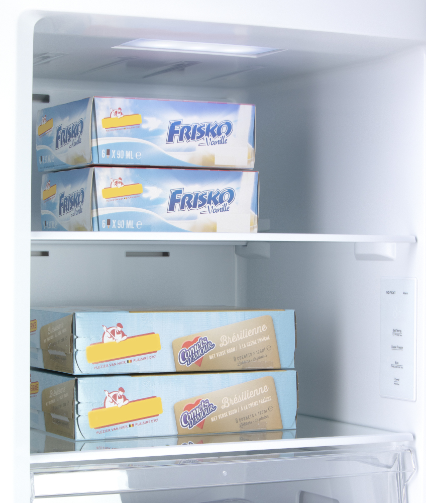 Un réfrigérateur rempli de plusieurs boîtes de crème glacée Frisko et Canel's Brésillienne.