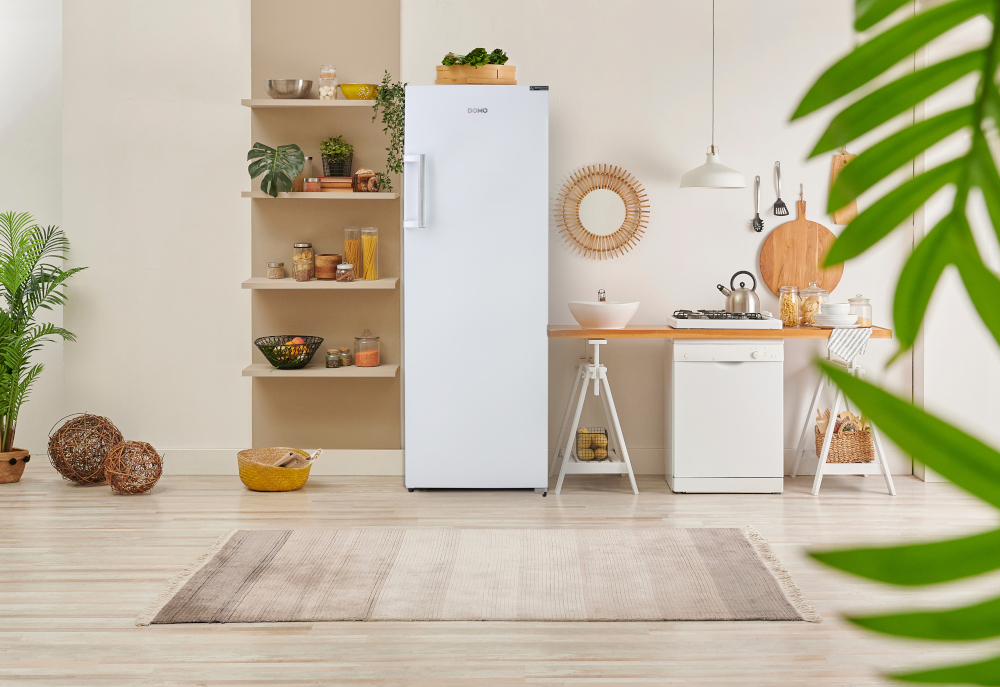 Cuisine élégante avec réfrigérateur blanc, touches de bois et tapis.